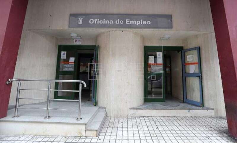 Imagen de archivo de una oficina pública de Empleo en Las Palmas de Gran Canaria (Foto EFE / Elvira Urquijo A.)